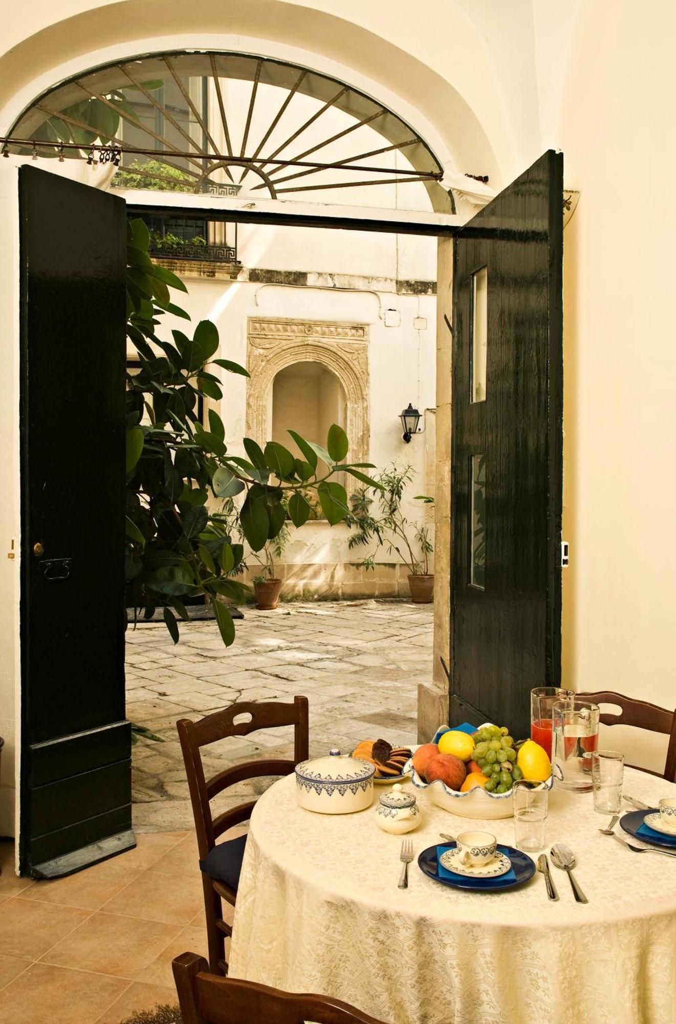 Palazzo Bernardini Apartment เลชเช ภายนอก รูปภาพ